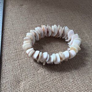 Shell piece stretch bracelet wide